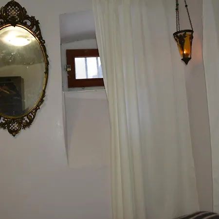 Kaboom Showroom & Guest house *